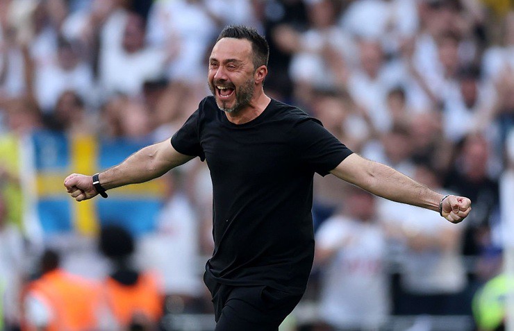 HLV De Zerbi chạy vào sân ăn mừng sau khi giúp Tottenham trụ hạng thành công
