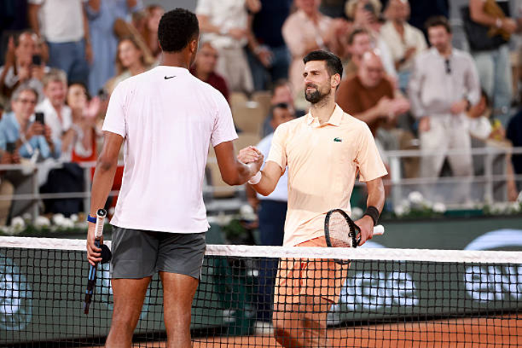 Djokovic (bên phải) thua set 1, nhưng sau đó tìm ra cách để hạ "máy giao bóng" 2m03 của nước chủ nhà