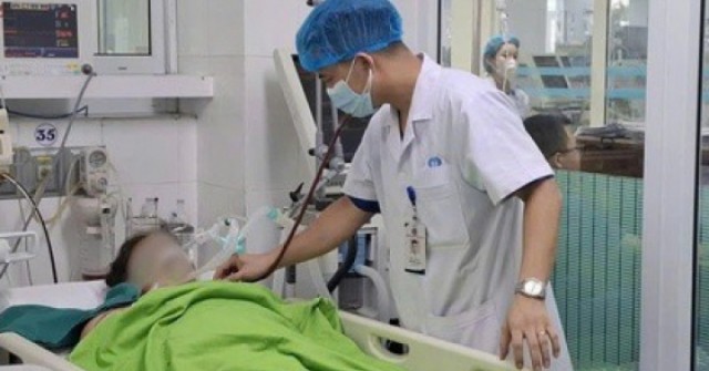 Làm việc giữa trời nắng gắt, nhiều người nhập viện cấp cứu vì sốc nhiệt