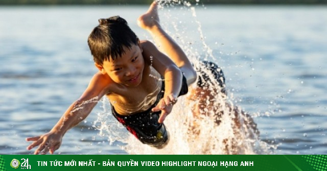 Giữa cái nóng gần 45 độ C, người Hà Nội tìm đến sông Hồng để giải nhiệt
