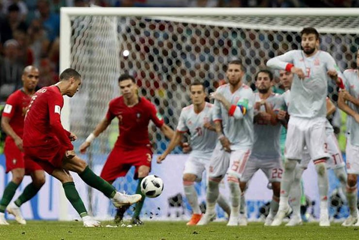 Cú đá phạt đỉnh cao của Ronaldo 
