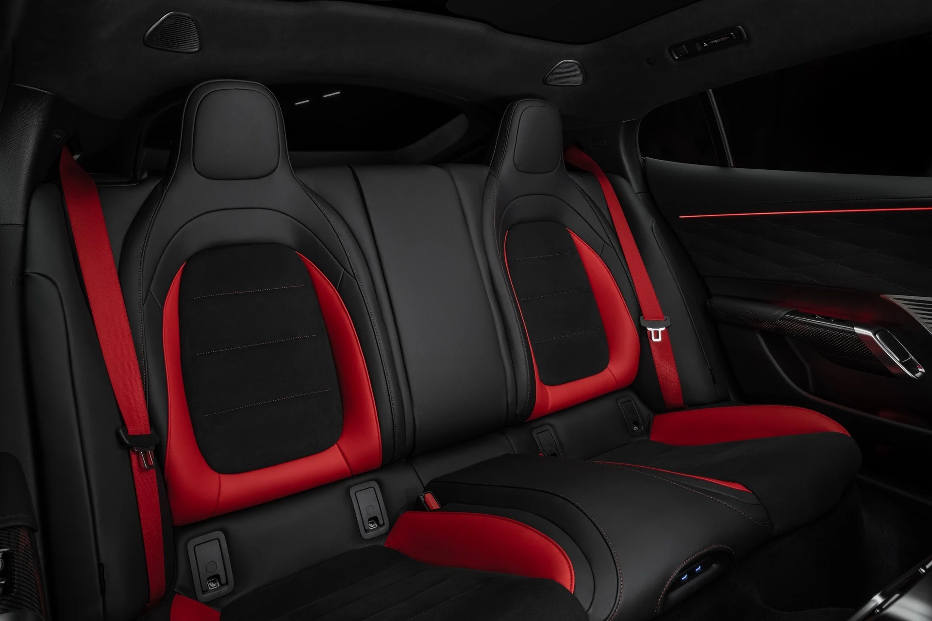 Khách hàng có thể lựa chọn ghế thể thao AMG Performance.