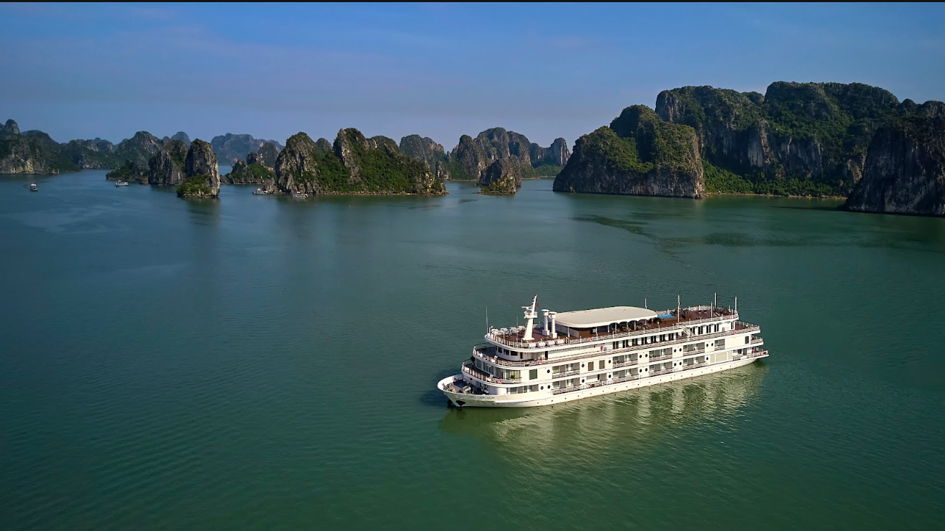 Gói gọn ẩm thực, trải nghiệm trong chuyến du thuyền Paradise Legacy giữa vịnh