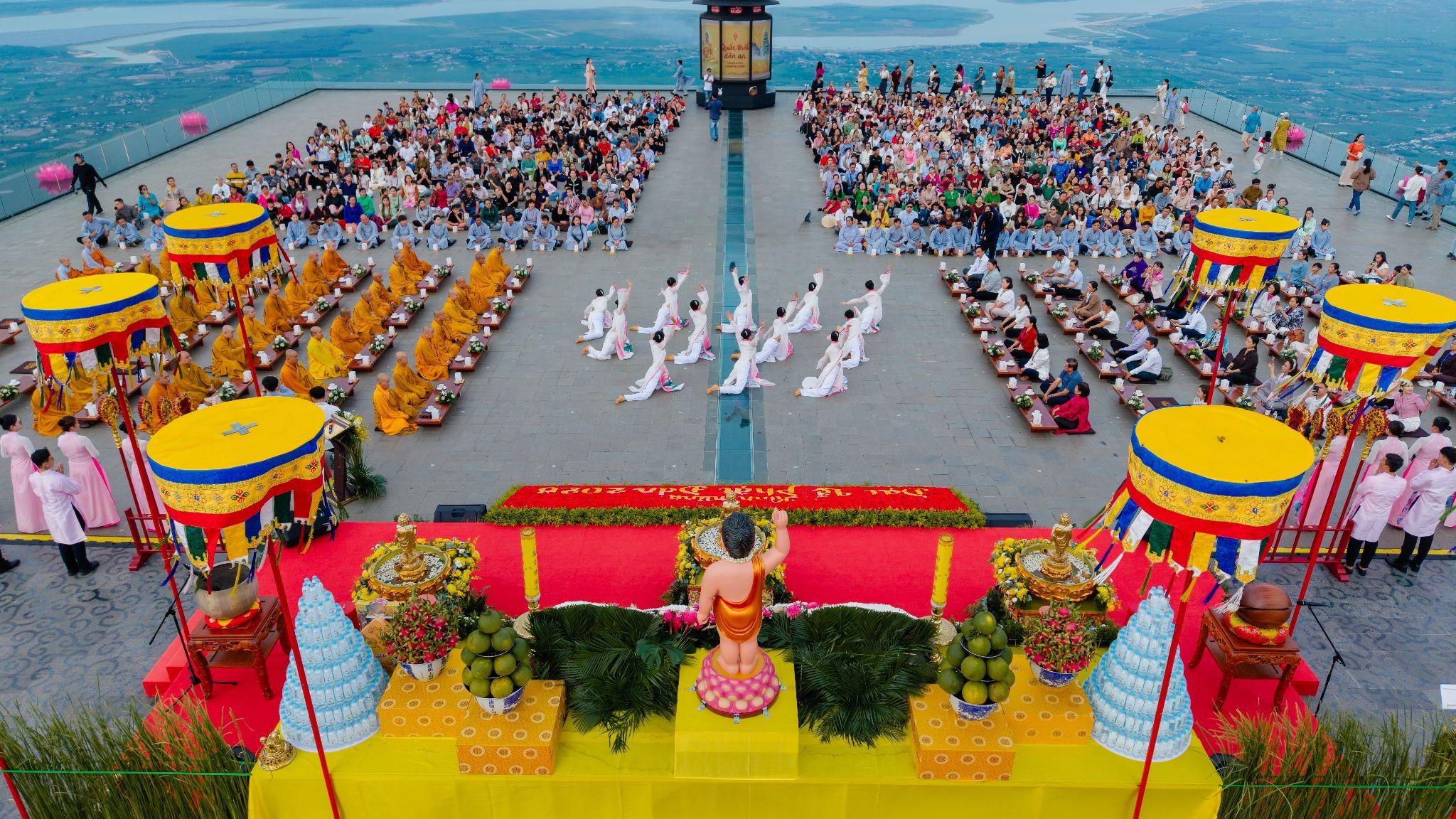 Những khoảnh khắc thiêng liêng mùa Phật đản trên núi Bà Đen, Tây Ninh - 3