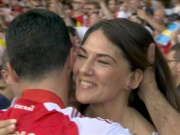 HLV Arteta tình tứ ôm hôn vợ hoa hậu, ăn mừng Arsenal vô địch Ngoại hạng Anh
