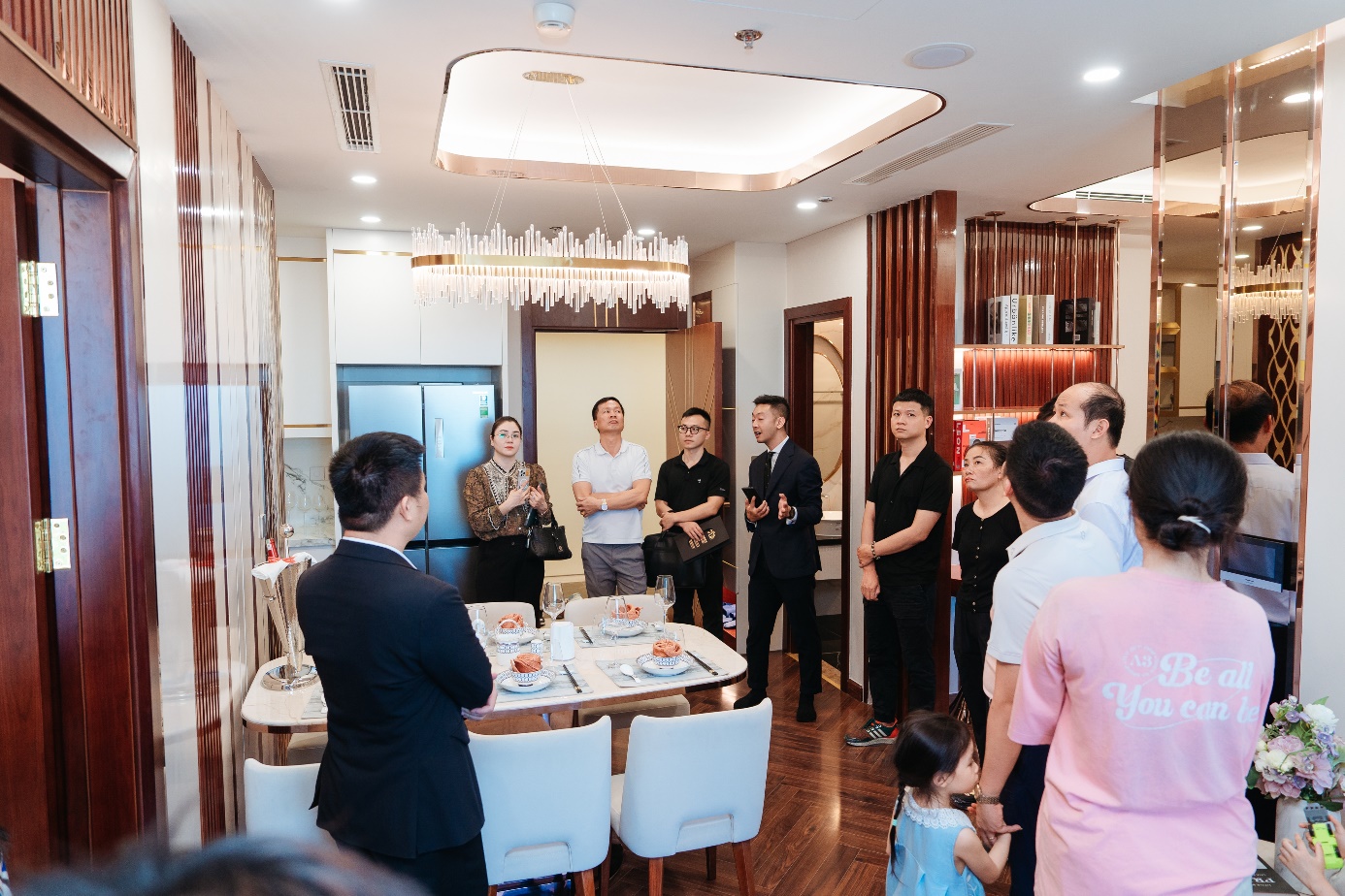 Khách hàng ấn tượng khi được trực tiếp tham quan, trải nghiệm các căn hộ tại tầng mẫu Golden Crown Hai Phong