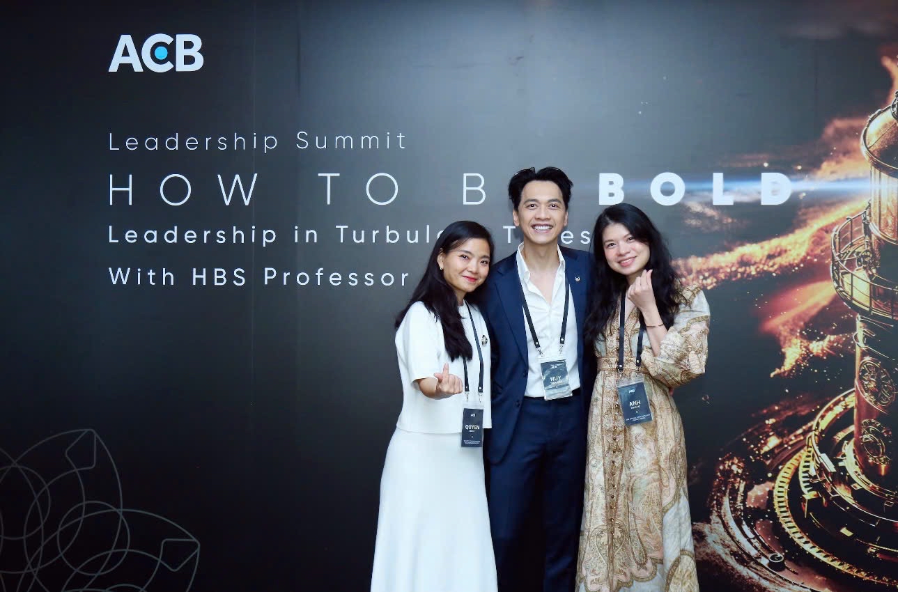 Bà Vưu Lệ Quyên, CEO Biti’s (bên trái) &amp; ông Trần Hùng Huy, Chủ tịch HĐQT ACB