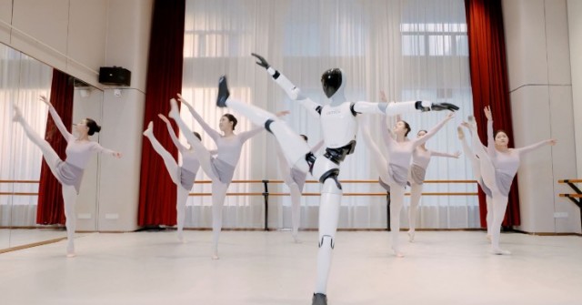 Video: Robot gây kinh ngạc khi múa ba-lê Hồ Thiên Nga thăng hoa trên sân khấu