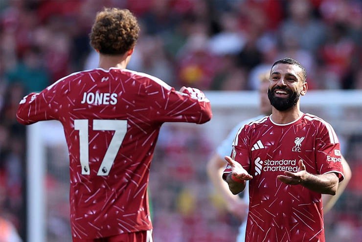 Salah chia vui với Curtis Jones
