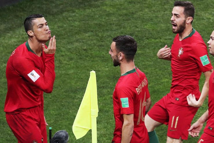 Pha ăn mừng ngạo nghễ của Ronaldo