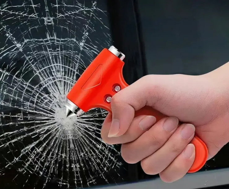 Phá kính ô tô bằng dụng cụ chuyên dụng. Ảnh minh hoạ