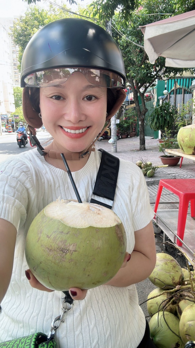 Ảnh sao 26/5: Lê Phương dành thời gian rảnh rỗi bên con gái - 4