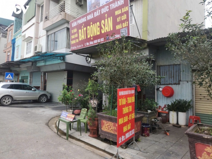 Một điểm đặt biển quảng cáo mua bán, ký gửi đất tại khu tái định cư. 
