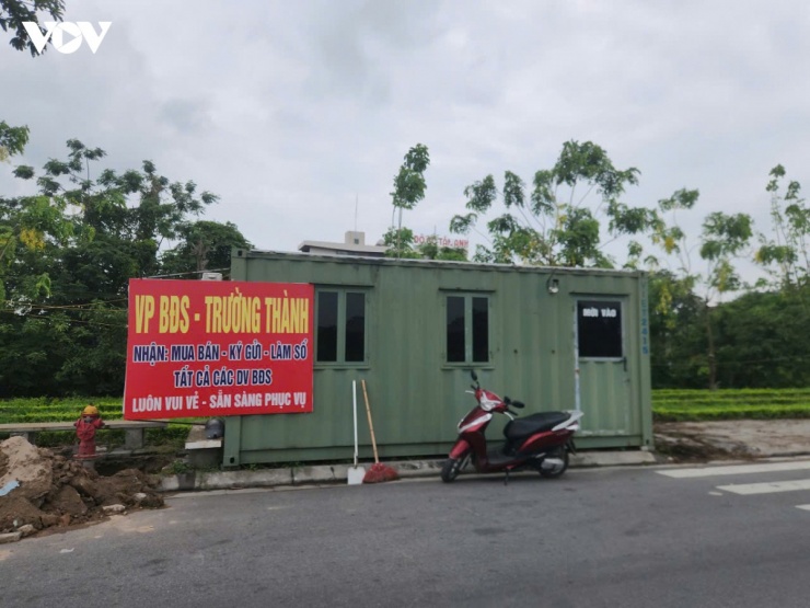 Các biển quảng cáo của "cò đất" treo tại khu tái định cư ở Thư Lâm. 