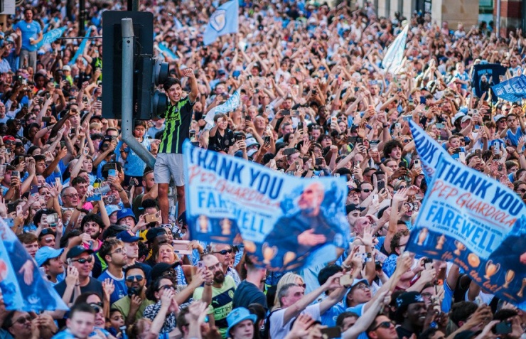 Pep Guardiola cực phấn khích trong lễ diễu hành của Man City - 1