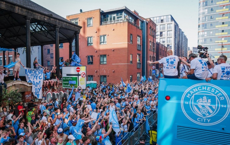 Pep Guardiola cực phấn khích trong lễ diễu hành của Man City - 3
