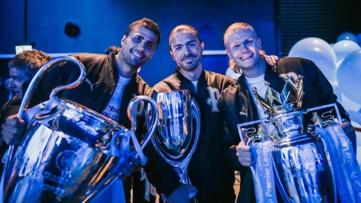 Pep Guardiola cực phấn khích trong lễ diễu hành của Man City - 12
