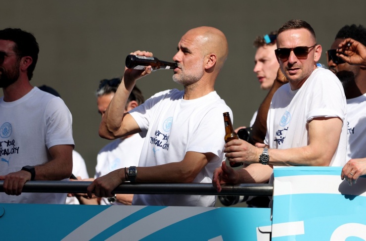 Pep Guardiola cực phấn khích trong lễ diễu hành của Man City - 10