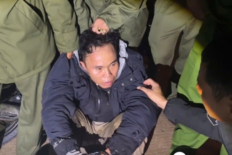 Nguyễn Văn Nở bị khống chế bắt giữ. Ảnh cắt từ clip