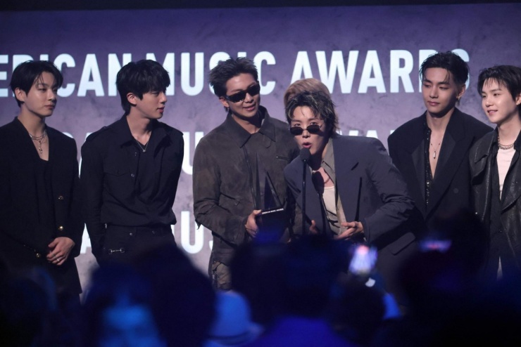 BTS nhận giải Artist of the Year trên sân khấu American Music Awards. (Ảnh: The Korea Times)