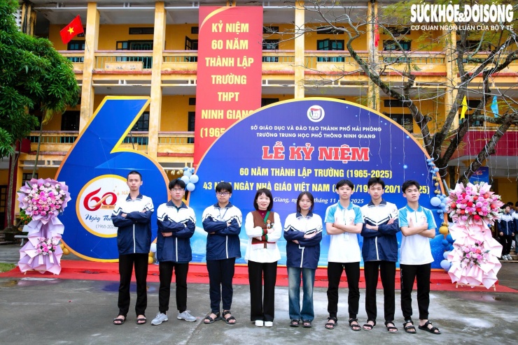 Em Nguyễn Công Huy (thứ 3 từ trái qua phải) cùng giáo viên chủ nhiệm lớp 12A và các bạn. Ảnh: NTCC.