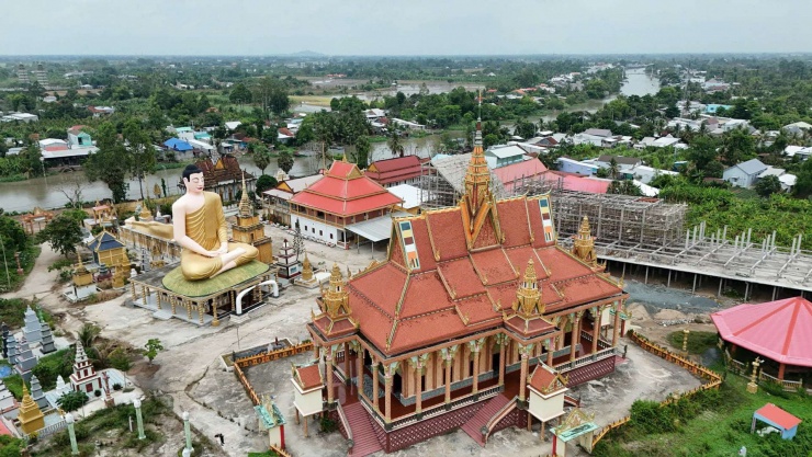 Toàn cảnh chùa Serey Meang Kol Sa Kor (chùa Vĩnh Thành) nằm yên bình, nổi bật giữa khuôn viên xanh mát và cánh đồng bát ngát tại vùng quê An Châu (Châu Thành, An Giang).