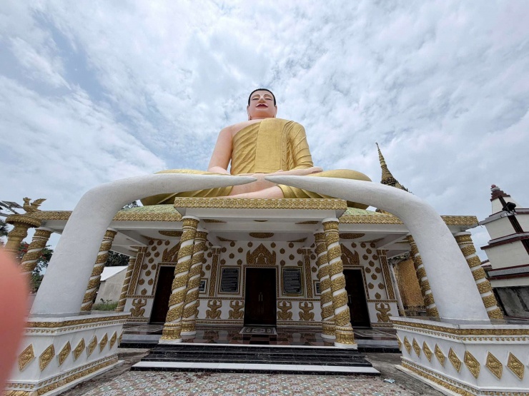 Tượng Phật Thích Ca Mâu Ni ngồi thiền cao 27m uy nghi giữa không gian rộng mở, với gương mặt từ bi hướng về vùng đồng bằng trù phú.