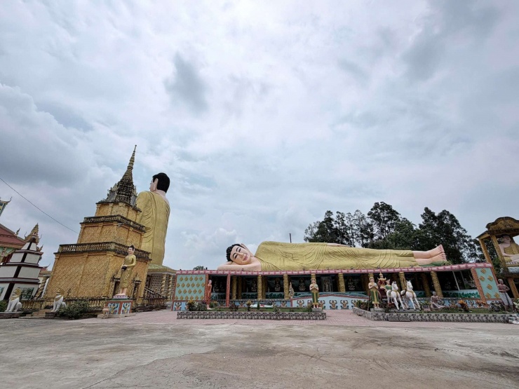 Trong khuôn viên chùa&nbsp;Serey Meang Kol Sa Kor (chùa Vĩnh Thành) còn có tượng Phật nằm với chiều dài 25m, mang dáng vẻ an nhiên tự tại, gợi cảm giác thanh thản, giải thoát cho bất kỳ ai bước chân đến cửa thiền.