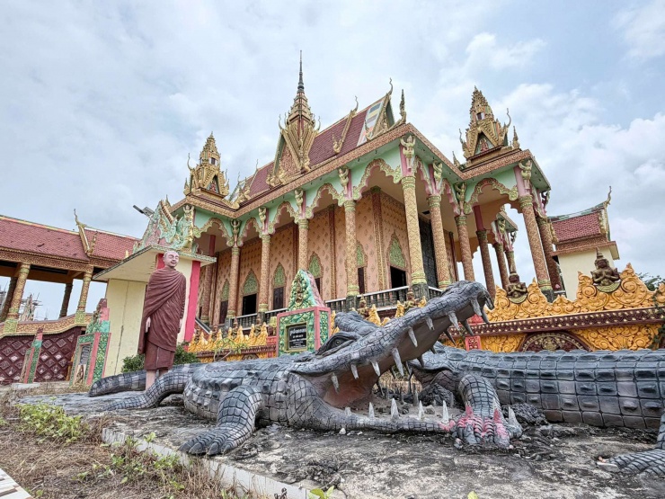 Những mái chùa cong vút, rực rỡ sắc màu đan xen cùng hệ thống phù điêu tinh xảo – đặc trưng không thể trộn lẫn của kiến trúc Phật giáo Nam tông Khmer.