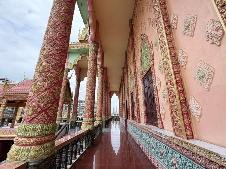 Một góc hành lang chánh điện nhuốm màu thời gian, nơi lưu giữ ký ức và nhịp sống tâm linh bền bỉ qua nhiều thế hệ đồng bào dân tộc Khmer.