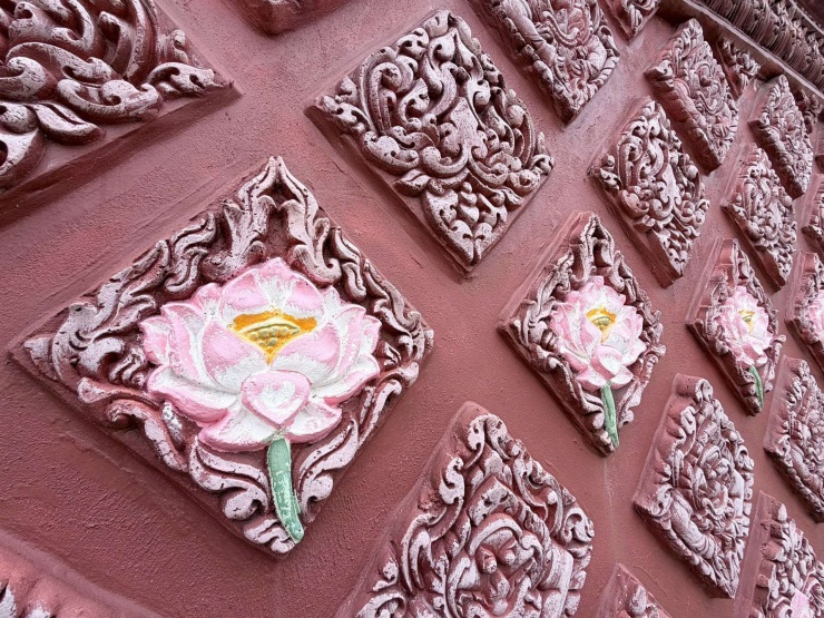 Cận cảnh các chi tiết đắp nổi, hoa văn Khmer truyền thống được các nghệ nhân chăm chút tỉ mỉ trên các cột trụ và vách tường chùa.