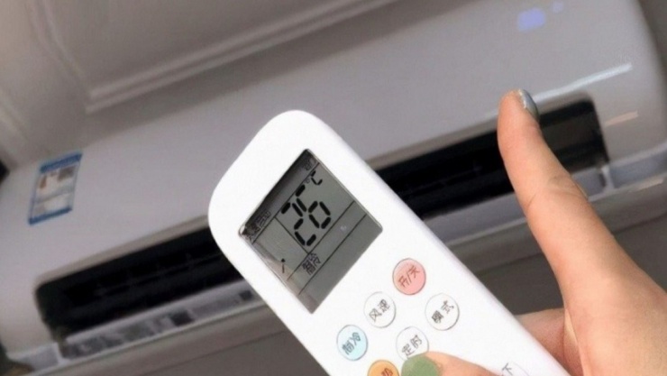 Ngoài trời nắng nóng 40 độ, trong nhà nên bật điều hòa ở mức 25-28 độ C để vừa làm mát hiệu quả, vừa an toàn cho cơ thể? (Ảnh minh họa)