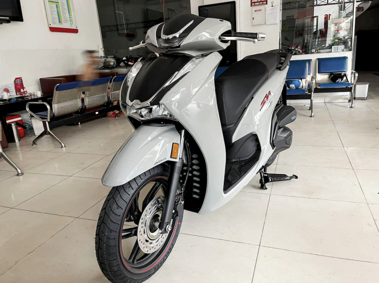 Honda SH350i giá 151,2 triệu đồng.