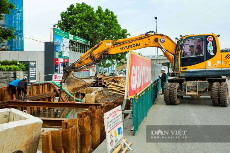 Ngày 25/5, nhiều công nhân, máy móc hoạt động trên công trường hầm chui tại nút giao Cổ Linh.