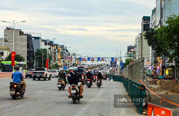 Hiện đường Vành đai 2 trên cao và cầu Vĩnh Tuy giai đoạn 2 đã hoàn thành, do vậy lưu lượng phương tiện tập trung về nút giao Cổ Linh rất lớn, khiến nơi đây thường xuyên ùn tắc.