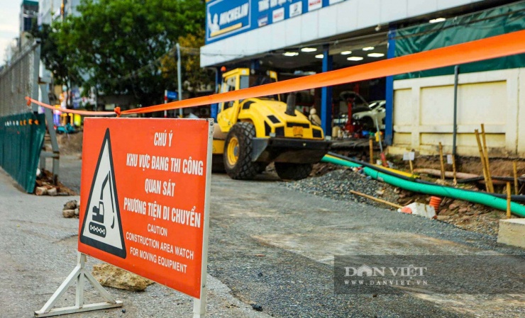 Tại vị trí này, ngoài việc xây hầm chui, Hà Nội còn kết hợp xén hè, điều chỉnh dải phân cách để mở rộng làn đường, tổ chức lại giao thông, chống ngập…