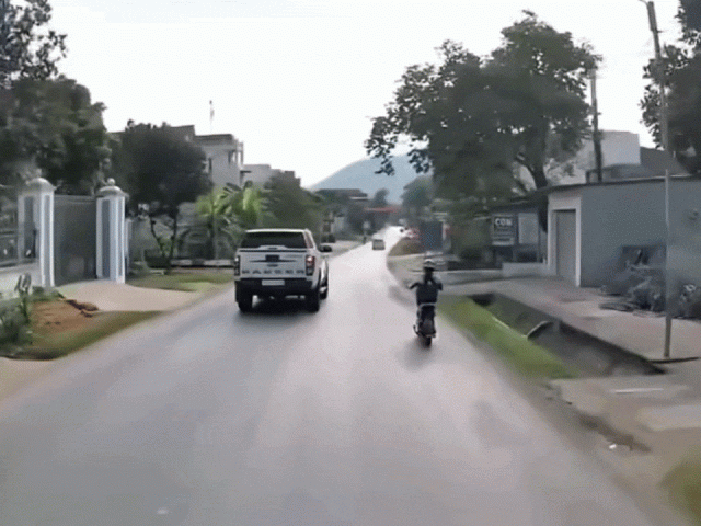 Clip: Bán tải tạt đầu ép xe máy điện đi lên vỉa hè