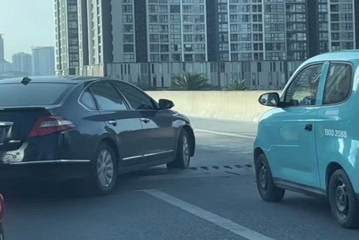 Hà Nội: Khe co giãn Vành đai 3 trên cao bất ngờ trồi lên, tài xế ô tô nơm nớp lo sự cố
