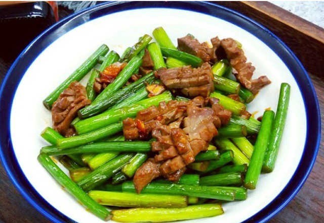Ngồng tỏi xào thịt lợn dai thơm, giòn giòn, đậm đà.