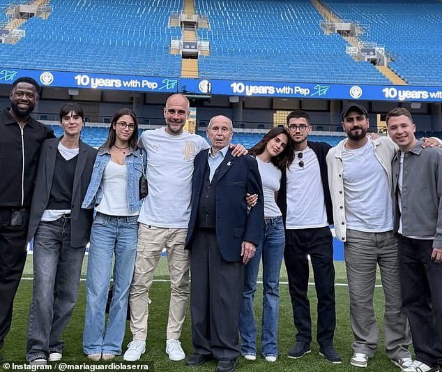 Cristina Serra (thứ 2 từ trái sang) chụp cùng Pep Guardiola và các thành viên trong gia đình - Ảnh: IG