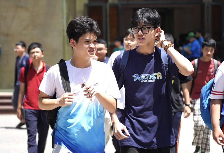 Học sinh dưới cái nắng gay gắt tại Hà Nội (Ảnh minh họa: THPT Chuyên Khoa học Tự nhiên)