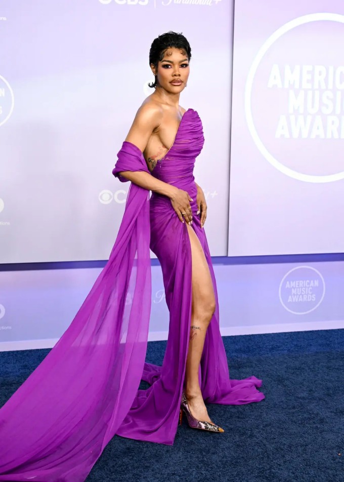 Dàn sao đua nhau hở bạo trên thảm đỏ American Music Awards - 1