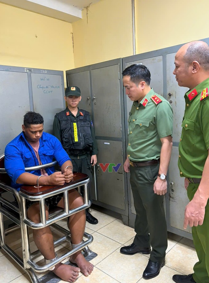  Trung tướng Mai Hoàng và thượng tá Nguyễn Thành Hưng lấy lời khai nghi phạm. Ảnh: Công an  cung cấp 