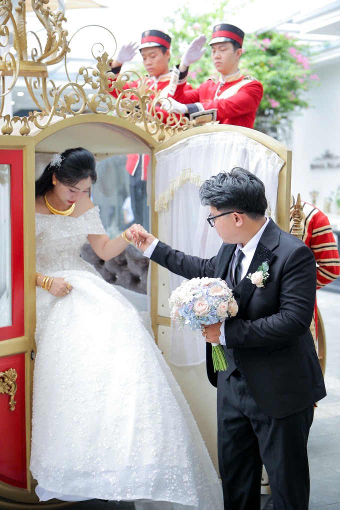 Cô dâu bước xuống từ xe ngựa. Ảnh: NVCC