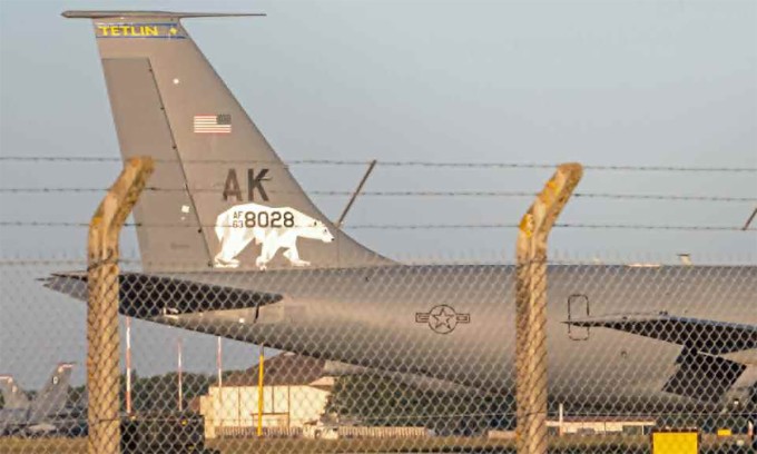 Máy bay tiếp dầu KC-135 với băng dính trên cánh đuôi đứng tại căn cứ Mildenhall, Anh ngày 24/5. Ảnh: War Zone