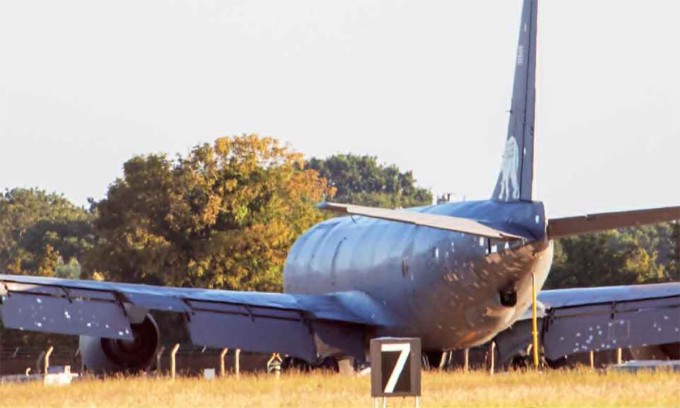 Máy bay tiếp dầu KC-135 với băng dính trên thân tại căn cứ Mildenhall, Anh ngày 24/5. Ảnh: War Zone