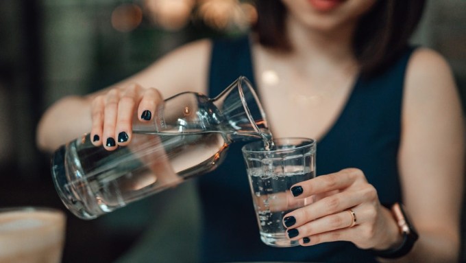 Uống nước đều đặn trong ngày để tránh nguy cơ mất nước. Ảnh: Oscar Wong