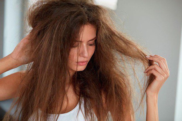 Tóc bị cháy nắng thường khô hơn bình thường. Khi vuốt tóc, bạn có thể cảm nhận rõ độ ráp. Tóc cũng dễ rối sau khi gội hoặc sau khi ra ngoài.