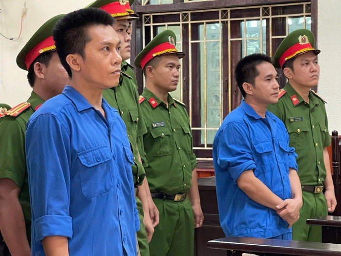 Hai bị cáo Phạm Anh Tài (bên trái) và Lê Văn Ân tại phiên toà hình sự xét xử sơ thẩm