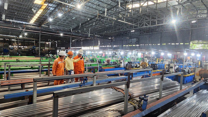 Ngành điện hỗ trợ doanh nghiệp sản xuất - kinh doanh lên kế hoạch thích nghi với khung giờ cao điểm mới dự kiến áp dụng từ tháng 6-2026. Ảnh: LÊ TỈNH